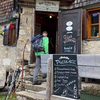 „Die Hütte ist schön, gemütlich und hat Charakter“, schwärmt Roland Schett von seinem Arbeitsplatz auf der Neuen Fürther Hütte. Foto: Stefan Herbke