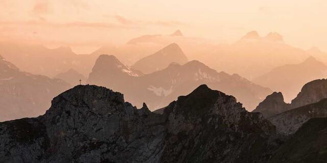 Juli - Das letzte Licht hebt die Silhouette des Rofangebirges von den Bergen des östlichen Karwendels ab. Foto: Max Draeger