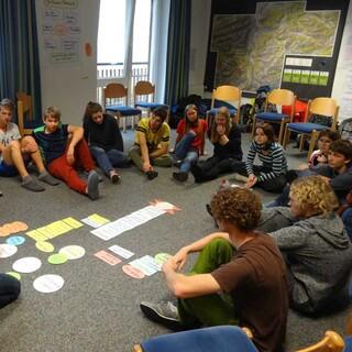 Gruppe in Workshop-Situation-Kreis mit Moderationskarten, Foto: JDAV/Lena Behrendes