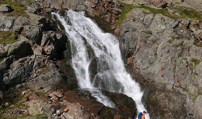 Wasserfall nahe der Elberfelder Hütte - Bald ist die Elberfelder Hütte erreicht; ein Wasserfall lädt zum Rasten und Schauen.