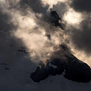 Selbst ein schlichter Dreitausender wie das Schärhorn wird im Wolkenspiel dramatisch. Foto: Ralf Gantzhorn
