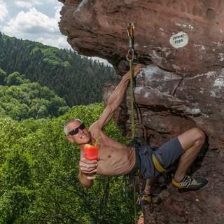 Flüssiger Trost für die NRW-Kletter-Situation: Frieder Lange in „Campari Papa“ (VIII/+) an der Hirtzley (Eifel). Foto: Mathias Weck