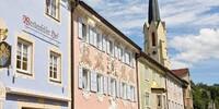 In Partenkirchen begeistern uns die prunkvollen Häuser, der Trubel lässt uns dennoch schnell weiterfahren. Foto: Thorsten Brönner