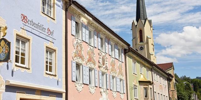 In Partenkirchen begeistern uns die prunkvollen Häuser, der Trubel lässt uns dennoch schnell weiterfahren. Foto: Thorsten Brönner