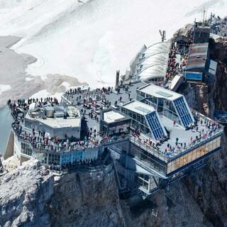 Bis zu 6000 Tagesgäste besuchen im Sommer die Zugspitze mit der Seil- und Zahnradbahn, Foto: Jörg Bodenbender