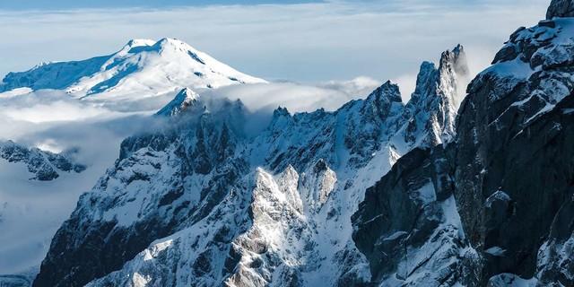 Februar: Blick vom Hochlager am Ushba zum höchsten Berg Europas, dem Elbrus (5642 m). Foto: Thomas Senf