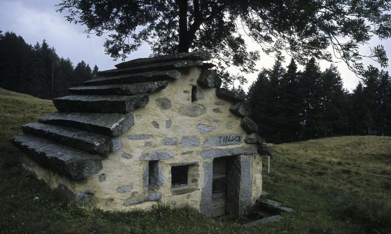 Im Valcamonica - 1. Etappe: Nur noch selten kann man im Valcamonica die traditionell mit Tonalit gedeckten Häuser sehen, ein schön restauriertes Beispiel steht unmittelbar an der ersten Etappe des Adamello-Höhenwegs.
