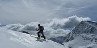 Skirunde Großvenediger: Großartige Hänge, einsame Weiten: Anstieg zum Mittleren Maurerkeeskopf. Foto: Stefan Herbke