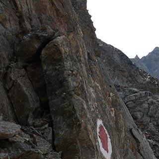 Hornkees - Hoch über dem Hornkees führt der Weg durch steile Felsen von der Hornscharte hinunter.