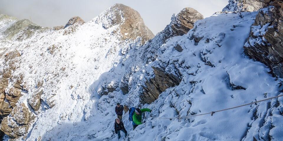 Neuschnee in der Nordflanke – ein Fixseil hilft beim Aufstieg zum Gipfel. Foto: DAV/Bernd Jung