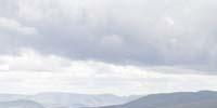 Bewölkte Aussichten - <p>Abstieg vom Blencathra (868 m) über die Hall's Fell Ridge – hoch über dem weiten Tal des River Glendermackin</p>