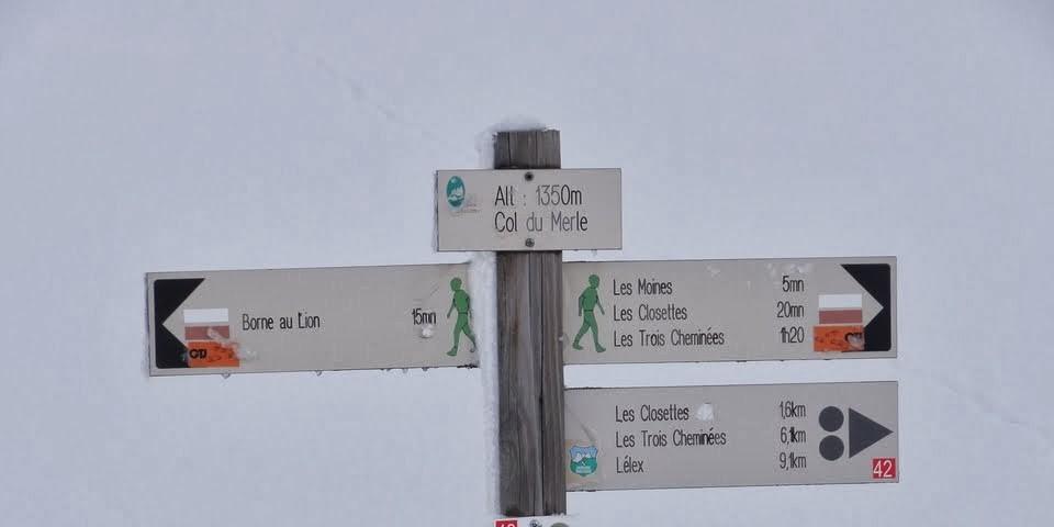 Am Col du Merle - Schilderbaum am Col du Merle in 1350 Metern Höhe. Die höchste Stelle ist erreicht. Von hier aus hat man an schönen Tagen einen Fernblick bis in die Alpen.