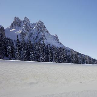 Zur Auronzohütte - Start auf der Mautstraße zur Auronzohütte – meterhohe Schneemauern lassen hoffen.