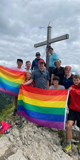 Gipfelfoto vom Pride Hike 2022. Foto: DAV/GOC