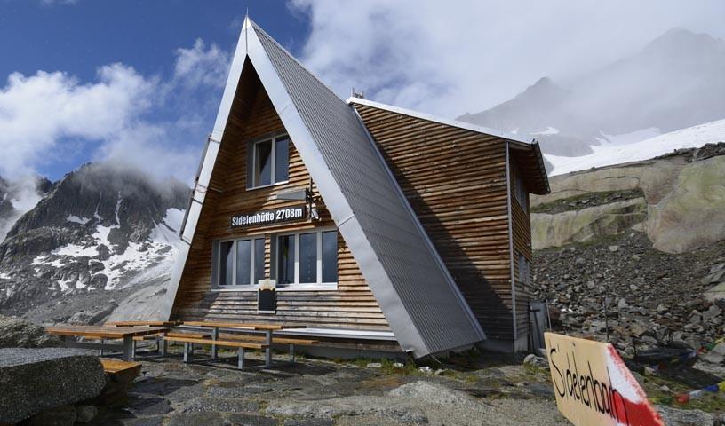 Hütte modern: Die Sidelenhütte ahmt die Urner Granitzacken nach
