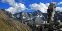 Auf dem Weg zur Hochalmspitze - Felsen nach Wunsch: Aus dem Tauerngranit lassen sich schöne Wegweiser bauen – oder die Kletterberge der Hochalmspitzgruppe.