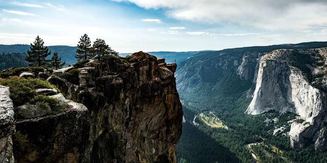 April: Hoch über dem Yosemite Valley, Blick auf die Felsfluchten des berühmten El..., Foto: Thomas Senf