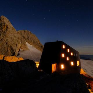 Nur nicht abheben: Die Seethalerhütte wurde erst kürzlich saniert. Foto: Iris Kürschner