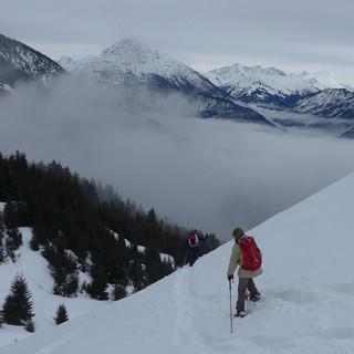 Beim steilen Abstieg von der Krinnenspitze Richtung Rauth heisst es aufpassen und sich von den Lechtaler Gipfeln nicht ablenken lassen. Foto: Thomas Krobbach