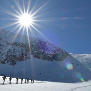 Skirunde Großvenediger: Viel Betrieb beim Anstieg zur Venedigerscharte. Foto: Stefan Herbke