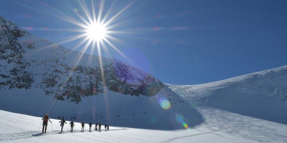 Skirunde Großvenediger: Viel Betrieb beim Anstieg zur Venedigerscharte. Foto: Stefan Herbke