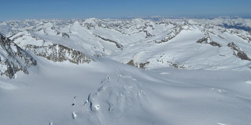 Skirunde Großvenediger: Kleinvenediger; erst von oben sieht man, wie spaltig der Aufstieg über das Obersulzbachkees ist. Foto: Stefan Herbke