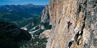 Dolomiten-Farbenpracht: In der Südwand der Cima Scotoni treibt’s der Fels ganz schön bunt – und zupacken muss man auch. Foto: Ralf Gantzhorn