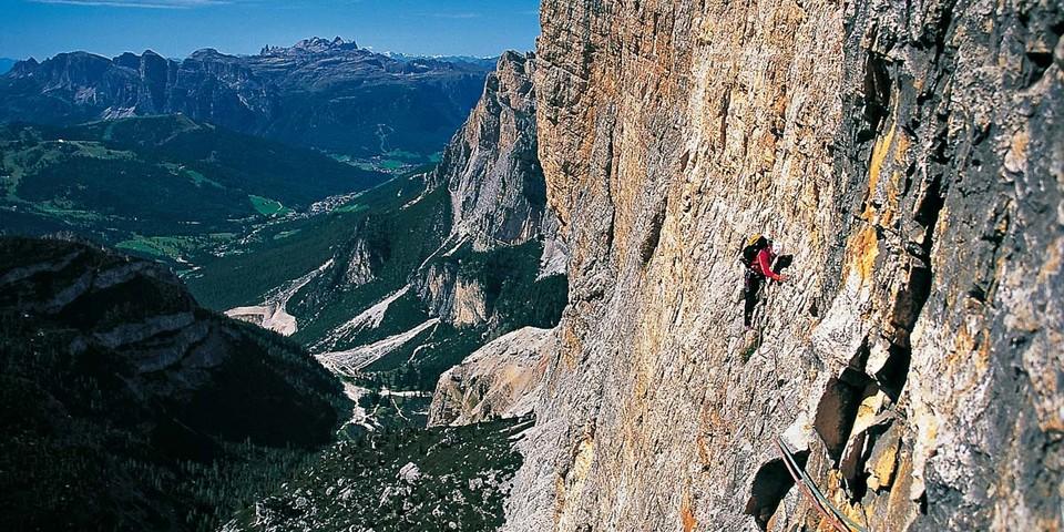 Dolomiten-Farbenpracht: In der Südwand der Cima Scotoni treibt’s der Fels ganz schön bunt – und zupacken muss man auch. Foto: Ralf Gantzhorn