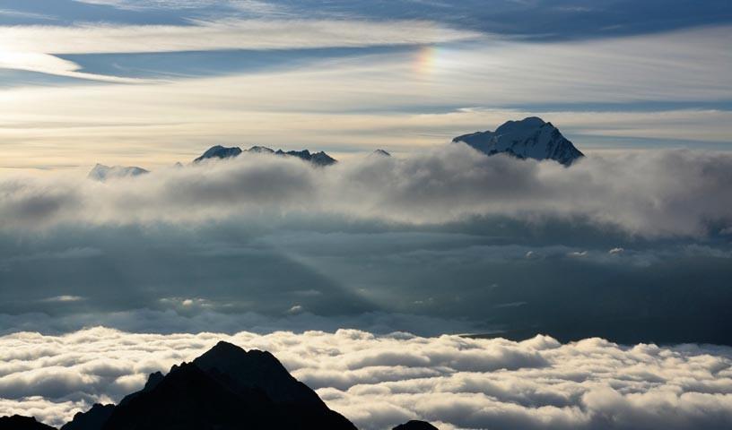 Grand Combin - So was! Über dem wolkengefüllten Val Ferret schaut der Grand Combin zur Ornyhütte