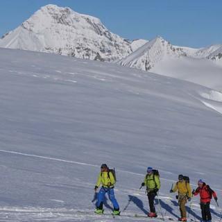 Langer Atem, weiter Blick: Gletscheraufstieg mit Blick Richtung Mont Blanc, Foto: Stefan Herbke