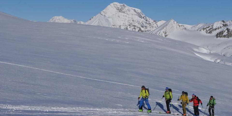 Langer Atem, weiter Blick: Gletscheraufstieg mit Blick Richtung Mont Blanc, Foto: Stefan Herbke