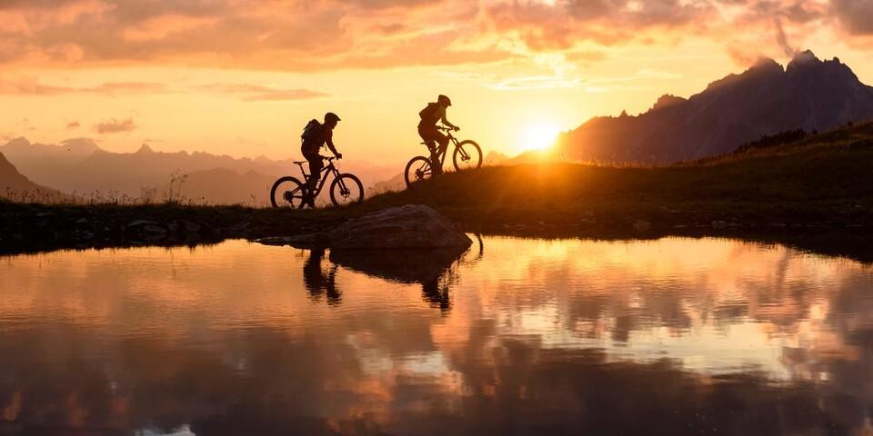 Die letzten Sonnenstrahlen vor der Hütteneinkehr auf dem Bike einfangen – ein Traum. Foto: DAV/Wolfgang Ehn