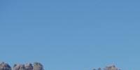 Blick Biwackschachtel©Georg Hohenester - Einsame Seitentäler mit grandiosen Dolomiten-Gipfeln ziehen vom Haupttal Val Meluzzo nach Norden – der Blick auf das Val Monfalcon di Forni lässt den roten Punkt des Bivacco Marchi Granzotto im oberen Drittel des Talschlusses rechts erkennen.


  Foto: Georg Hohenester