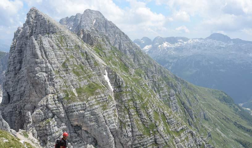 Am Montasch - Berge ohne Ende: Durch die Schrofenflanke verläuft der Sentiero Leva, Foto: Andi Dick