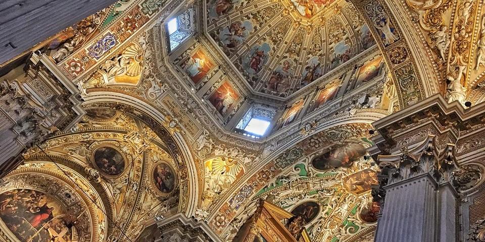Wer durch Bergamo schlendert, wird auch den prachtvollen Dom in der denkmalsgeschützten Oberstadt besuchen. Foto: Joachim Chwaszcza