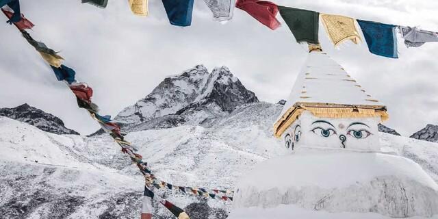 Dezember - Erhaben und majestätisch ragt die Ama Dablam (6814 m) – das „Matterhorn Nepals“ – über der Stupa von Dingboche auf. Foto: Daniel Hug