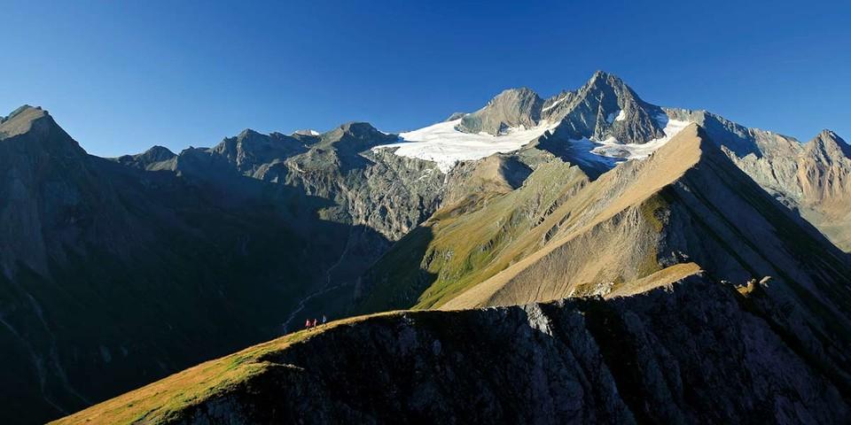 Juni: Gipfelschau vom Figerhorn über die Freiwandspitze zum Großglockner, Foto: Herbert Raffalt