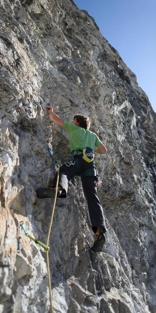 Beim Felsklettern ist mehr Ausrüstung nötig als beim Bouldern in der Halle. Foto: DAV/Wolfgang Ehn