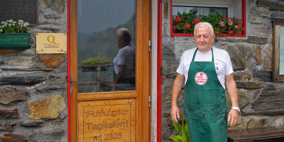 Francesco Tagliaferri gehört seit 33 Jahren als Hüttenwirt zum Rifugio Tagliaferri. Foto: Joachim Chwaszcza