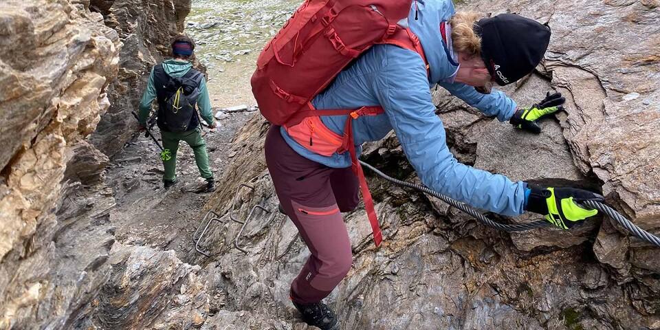 Ein Drahtseil und ein paar Trittbügel helfen beim Abstieg von der Galtenscharte. Foto: Stefan Herbke