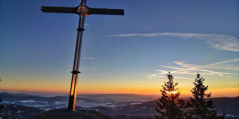 Der Große Falkenstein (1315 m) überzeugt mit Gipfelkreuz, exzellentem Panorama und stimmungsvollen Sonnenuntergängen. Foto: Joachim Chwaszcza