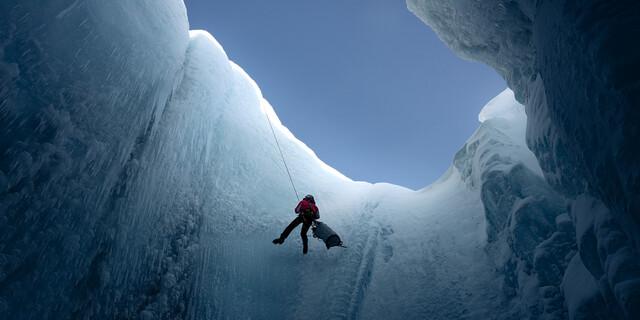 Ablassen in die Gletschermmühle. Foto: Into the Ice/Kloos & Co Nord 