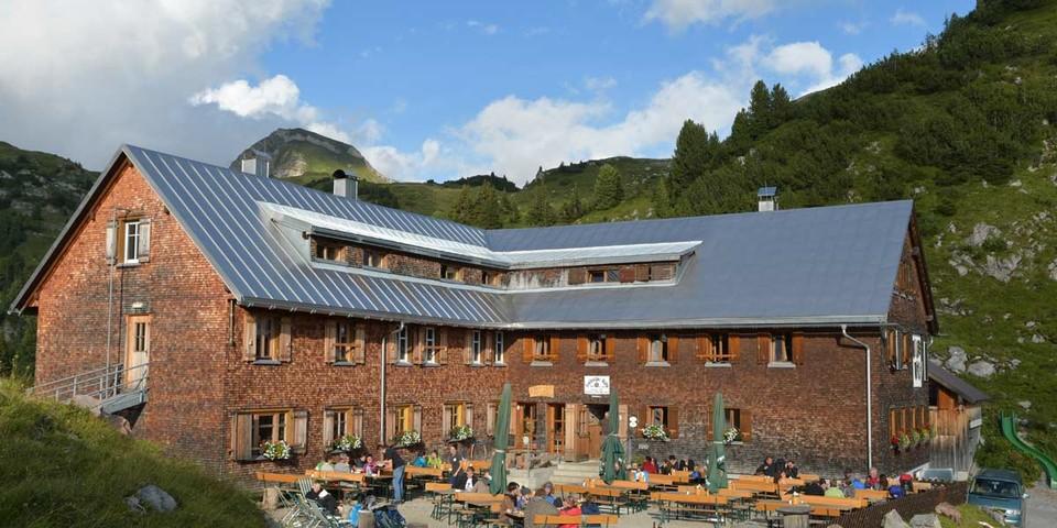 Der schönste Platz Österreichs? Groß und beliebt ist die Freiburger Hütte, die Landschaft rundum ist großartig. Foto: Stefan Herbke
