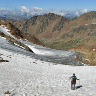 Die Tour hält anspruchsvolle Abschnitte bereit – man sollte sich in alpinem Gelände souverän bewegen können. Foto: Stefan Herbke