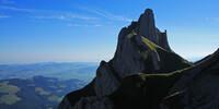 Ein Paradies für Geologen: Die Wanderung vom Schäfler zum Säntis. Die steil aufgestellten Felsplatten des Öhrlikopfs überragen die sanften Hügel des Appenzellerlandes. Foto: Silvia Schmid