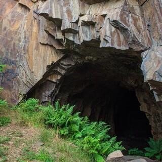 Eine Höhle in der Steinbruchwand – wo sie wohl hinführen mag? Foto: DAV/Ingo Röger