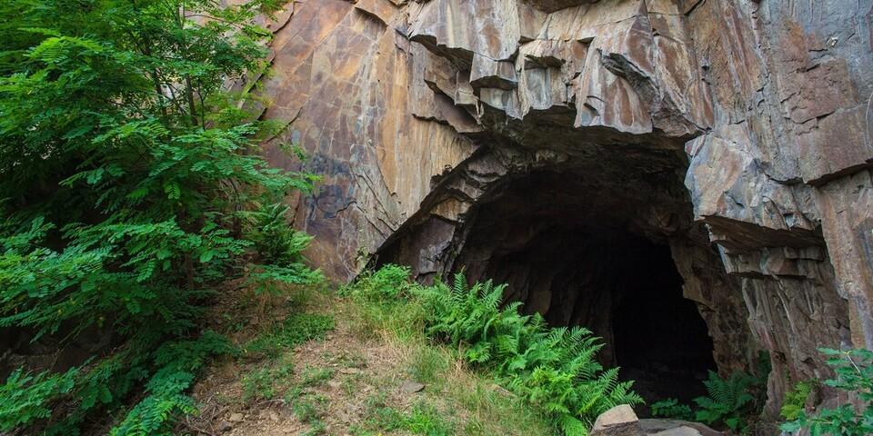Eine Höhle in der Steinbruchwand – wo sie wohl hinführen mag? Foto: DAV/Ingo Röger