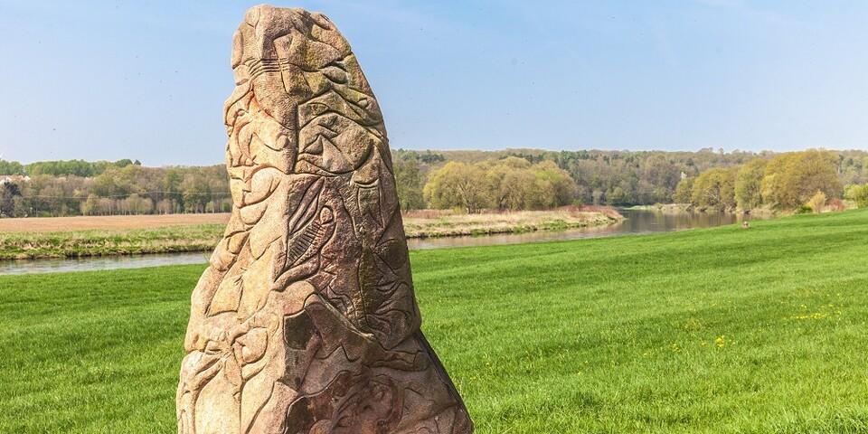 Im Muldental schmücken Skulpturen wie dieser Menhir die Landschaft. Foto: DAV/Ingo Röger