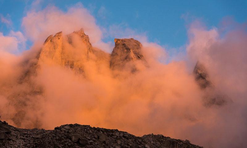 <p>Vorhang auf: Die letzten Abendwolken umspielen die Scioragruppe; über Nacht verschwinden sie.</p>

<p>Foto: Ralf Gantzhorn</p>