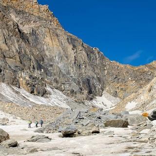 Der Abstieg vom Zwischbergenpass ins Zwischbergental führt über letzte Gletscherreste. Foto: Iris Kürschner